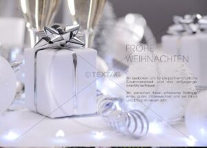 stylische Weihnachts-E-Card mit Geschenkpaketen in Silber (340)