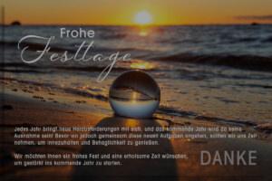 Frohe Festtage - Sonnenuntergang am Strand mit Lensball-Kugel - mit Spruch, ohne Werbung (1083)